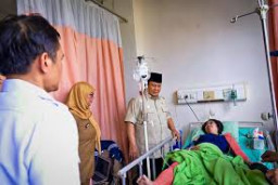 Presiden Prabowo, Jenguk Korban Didampingi Sekab Teddy