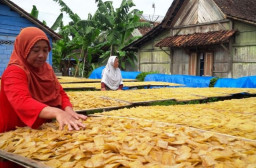 Harga Minyak Goreng dan Plastik Ugal-ugalan, Produsen Kerupuk Terpaksa Perkecil Ukuran Demi Tetap Berjualan