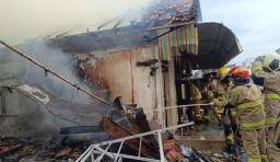 Diduga Korsleting Listrik, Rumah 2 Lantai di Petemon Surabaya Ludes Terbakar