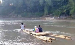 Jembatan Penghubung Putus, Siswa di Jember Rela Berangkat-Pulang Naik Rakit