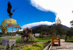 Pesona Tirto Gumarang Park, Tawarkan Suasana Sejuk Khas Lereng Pegunungan