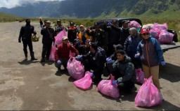 Jaga Kelestarian Alam, TNBTS Ajak Wisatawan Gencarkan Gerakan ‘Bawa Turun Sampahmu’ di Kawasan Bromo