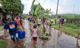 Geram Tak Diperbaiki! Warga Nganjuk Gelar Aksi Protes ‘Tanam Pohon Pisang-Tebar Ikan’ di Jalan Rusak