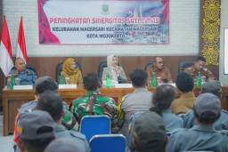Perkuat Kamtibmas, Wali Kota Mojokerto Tekankan Pentingnya Sinergi Satlinmas di Tingkat Kelurahan