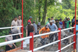 Dengan Presisi Untuk Negeri, Polres Blitar Kota bersama Masyarakat Bangun Jembatan Merah Putih