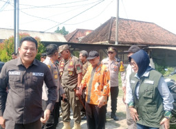 Bupati Sidoarjo Tinjau TPS 01 dan 02 Trompoasri Jabon, Muhamad Mustajib Menang Mutlak Pilkades