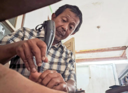 Unik! Praktisi Akupuntur di Pacitan Obati Pasien Pakai Tanduk Kerbau