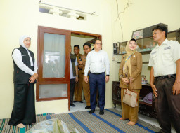 Rumah Tak Layak Dihuni Diperbaiki, Program Hardiknas Jatim Sasar Tenaga Penunjang Sekolah