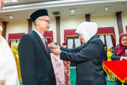 Sematkan Satyalancana Karya Satya, Khofifah Apresiasi Pengabdian dan Dorong Pendidikan Bermutu