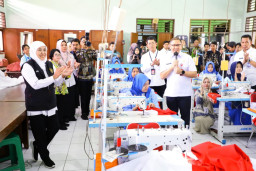 Khofifah: Serapan Lulusan SMK Jatim Meningkat Berkat Kolaborasi dengan Industri