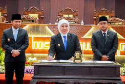 Sahkan Dua Raperda, Pemprov Jatim Dorong Transformasi Petrogas dan Ekonomi Kreatif