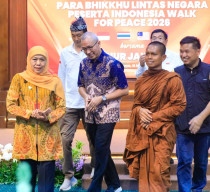 Walk for Peace 2026 Singgah di Grahadi, Khofifah Serukan Harmoni Antarumat Beragama