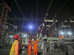 Siaga 24 Jam, Pahlawan Malam PLN UIT JBM Perkuat Keandalan Sistem di Gardu Induk Grati