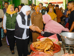 Gubernur Khofifah Pastikan Harga Bahan Pokok di Bojonegoro Tetap Stabil Menjelang Idul Adha
