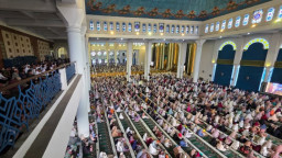 Padati Salat Idul Adha di Masjid Al Akbar Surabaya, Khofifah Serukan Doa dan Solidaritas untuk Jemaah Haji