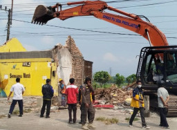 Dukung Saluran Air Pemerintah, Bangunan Liar di Jalan Raya Ponorogo-Pacitan Mulai Ditertibkan