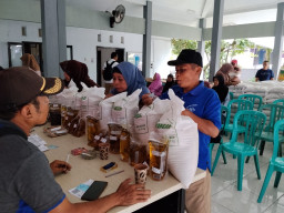Penyaluran bantuan pangan kepada masyarakat di Desa Jubung