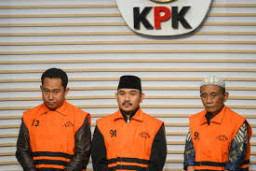Bupati Bersama Ayahnya Disidang Bareng Korupsi Rp 12,4 miliar