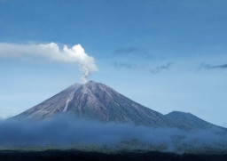 Gunung Semeru Level Siaga, 2 Kali Luncurkan Lava Pijar hingga 2 Kilometer