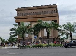 Selama Libur Panjang, Kawasan Ikonik Simpang Lima Gumul Dipadati Wisatawan