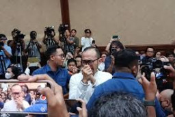 Keluarga Direktur Gas PT Pertamina, Menangis di Sidang