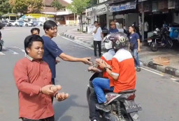 Harga Terjun Bebas, Peternak Magetan Gelar Aksi Protes Bagi-bagi 3 Ton Telur Gratis ke Jalanan