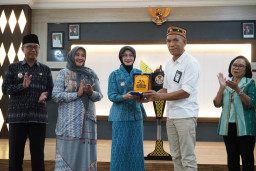 Terima Kunjungan Studi Tiru NTT, Mbak Wali Perkenalkan Pengembangan Tenun Ikat Bandar Kidul