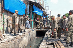 Kembalikan Fungsi Saluran, Pemkot Surabaya Tertibkan Lapak PKL di Jalan Gembong Tebasan