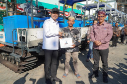 Tingkatkan Swasembada Pangan, Bupati Lamongan Serahkan Bantuan Alsintan untuk Poktan