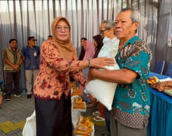 NJARIS RAHAJU. SH.,M. LAP, Salurkan Bantuan Pangan Untuk 603 KPM di Pendopo Kelurahan Celep Sidoarjo