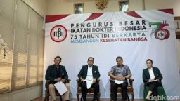 dr Ratna, Dituntut 4,5 Tahun, Kriminalisasi Terhadap Profesi Dokter