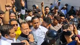 Pendukung Eks Bupati Pati, Tarik Seragam Petugas KPK