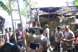 Sambut HUT Bhayangkara ke-80, Kapolres Blitar Kota Pimpin Bhakti Sosial Bedah Rumah Warga