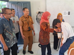 Gubernur Khofifah pantau pengambilan PIN pendaftaran Sekolah SMA