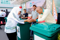Puncak Hari Lingkungan Hidup, Khofifah Pimpin Aksi Bersih 10 Ton Sampah dan Tanam Pohon