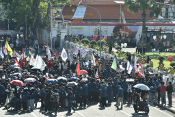Grahadi Dikepung, Ribuan Mahasiswa Surabaya Turun dengan 7 Tuntutan