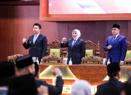 Pendapatan APBD Jatim 2025 Lampaui Target, Khofifah Sampaikan Nota Keuangan di DPRD