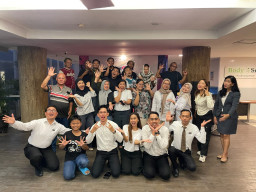 Aston dan Favehotel Madiun Apresiasi Jurnalis Lewat Pool Date Hawaiian Breeze 2026  ‎