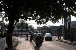 Lampu Lalin Mati, Perempatan Mayjend Panjaitan Semrawut Tanpa Pengaturan