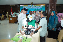 Ratusan Anak Lamongan Ikuti Khitan Massal
