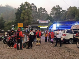 Lakukan Tirakatan Sura, BPBD Catat 500 Pendaki Berbondong-bondong Datangi Gunung Lawu