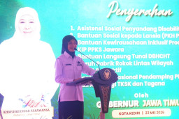 Mbak Wali Dampingi Gubernur Khofifah Serahkan Bansos serta Tali Asih bagi Pilar Kesejahteraan Sosial Kota Kediri