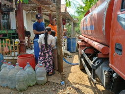 PDAM Mati 15 Hari, BPBD Probolinggo Distribusikan 5.000 Liter Air Bersih di Desa Tigasan Wetan