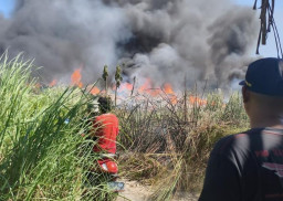 Material Mudah Terbakar, Gudang Plastik Bekas di Sidoarjo Hangus Dilahap si Jago Merah