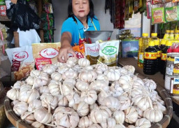 Kewalahan Jual Dagangan, Harga Bawang Putih di Ponorogo Tembus Rp38 Ribu per Kg