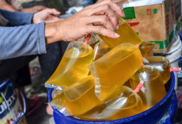 Terkendala Stok, Harga Minyak Goreng Curah di Surabaya Tembus Rp22.000 per Kg
