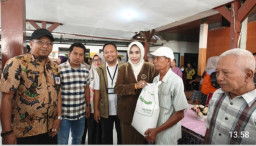 Wakil Bupati dan Ketua TP PKK Sidoarjo Salurkan Bantuan Pangan Beras dan Minyak Goreng