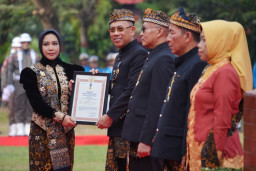 Apresiasi Dedikasi, Walikota Ning Ita Serahkan Satyalancana Karya Satya kepada 628 ASN