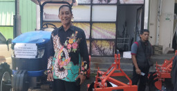 Tingkat Hasil Panen Petani Desa Tanjekwagir Dapat Bantuan Traktor Roda Empat.
