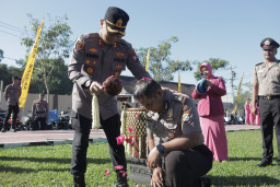 Sambut Hari Jadi, Polres Blitar Beri Penghargaan Kenaikan Pangkat Anggotanya